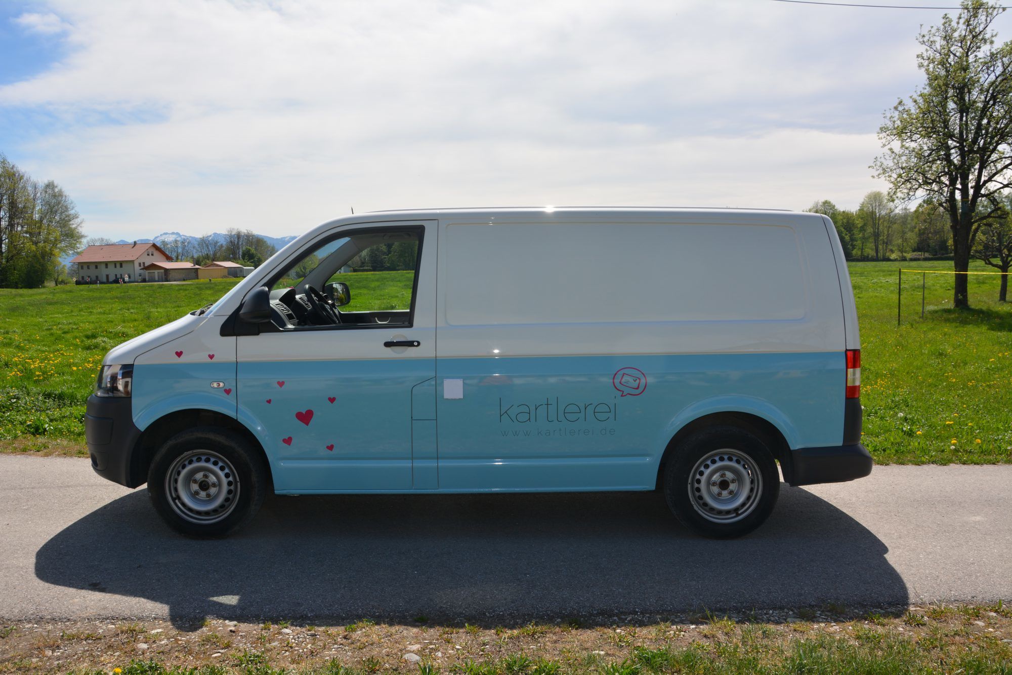 Teilfolierung Ein Auto wird teilfoliert