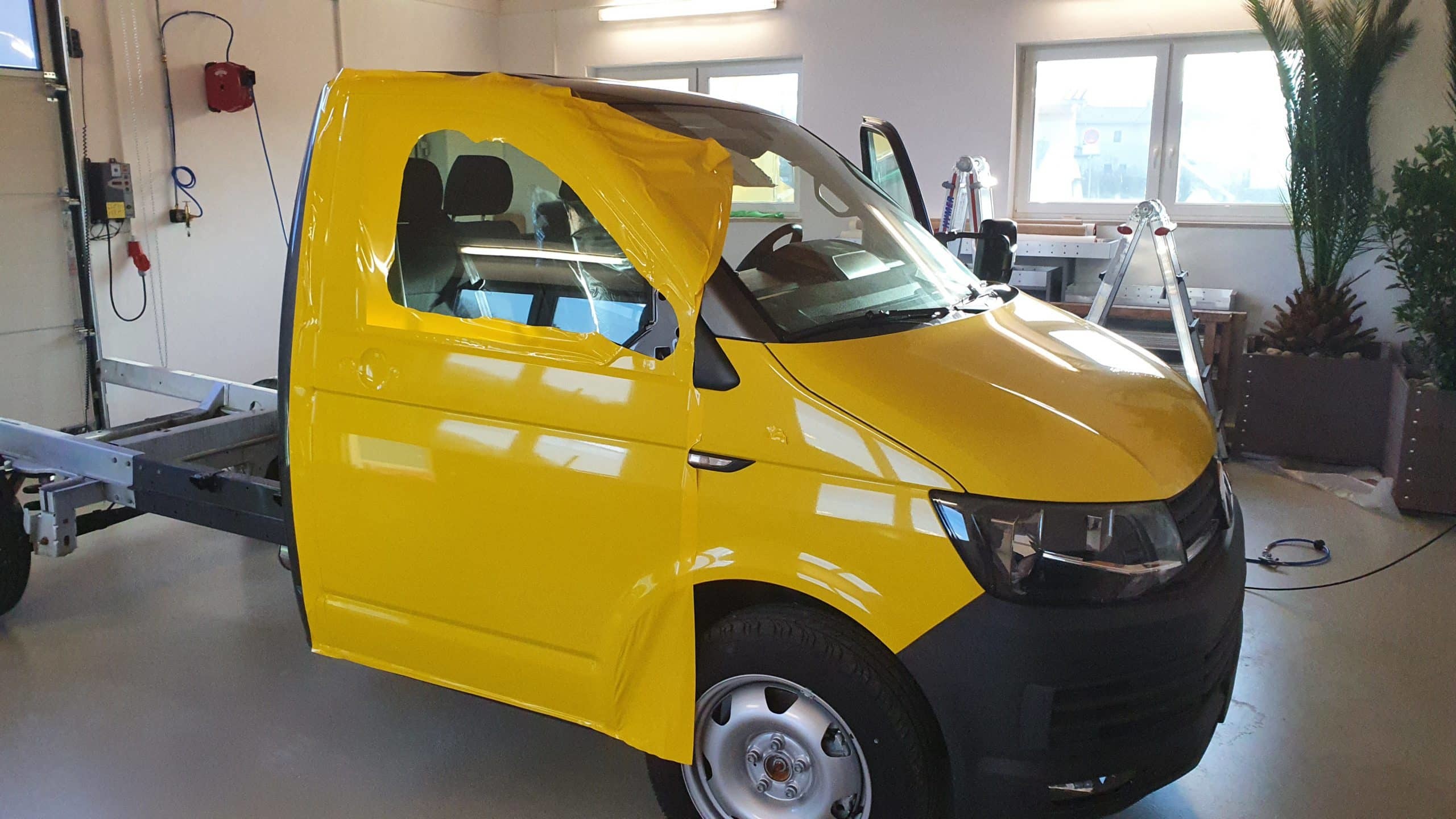 Vollfolierung_Algema_Fitzel Vollfolierung VW T6 in Gelb
