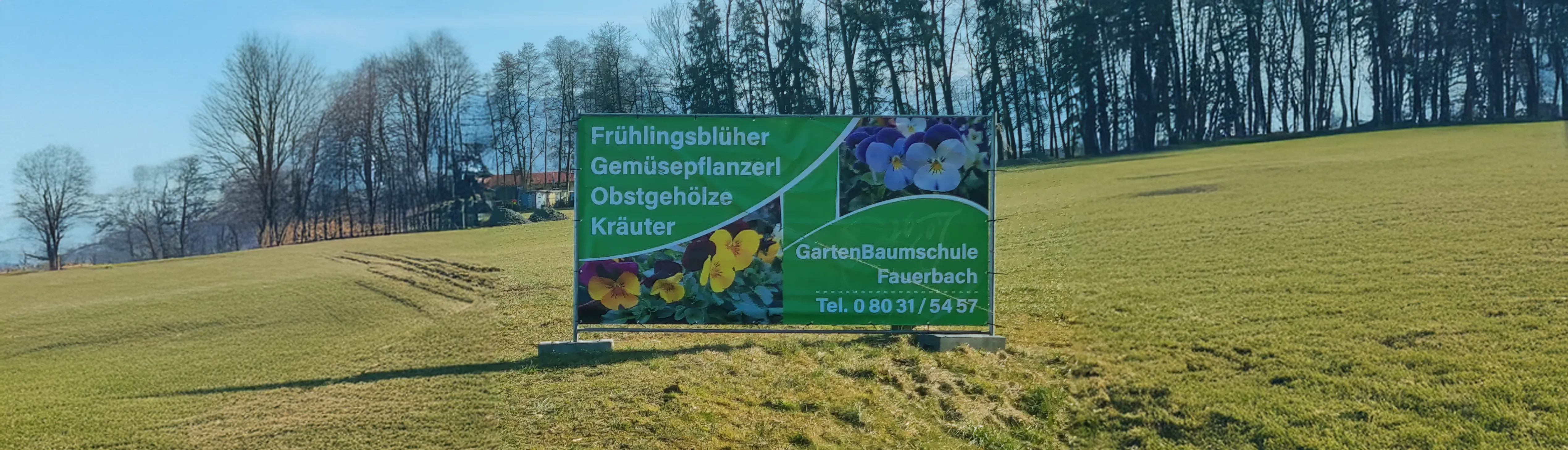 Großformatiger PVC-Banner an Fassade montiert