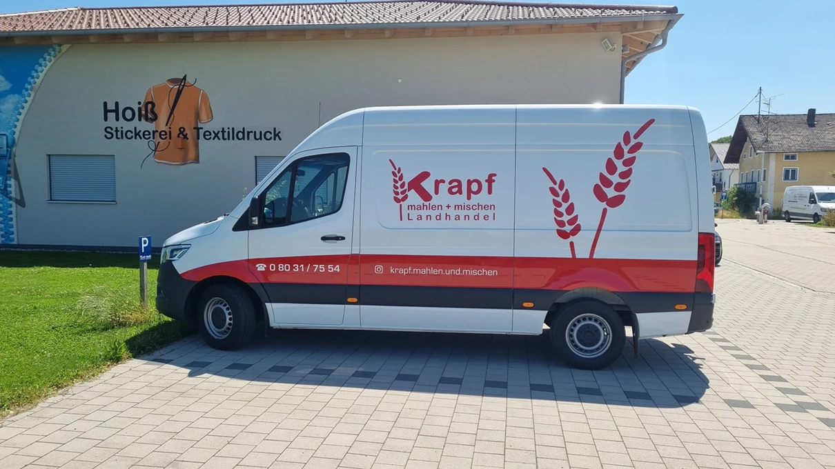 Fahrzeugbeschriftung Karpf - hochwertige Fahrzeugwerbung und Folierung im Großraum München