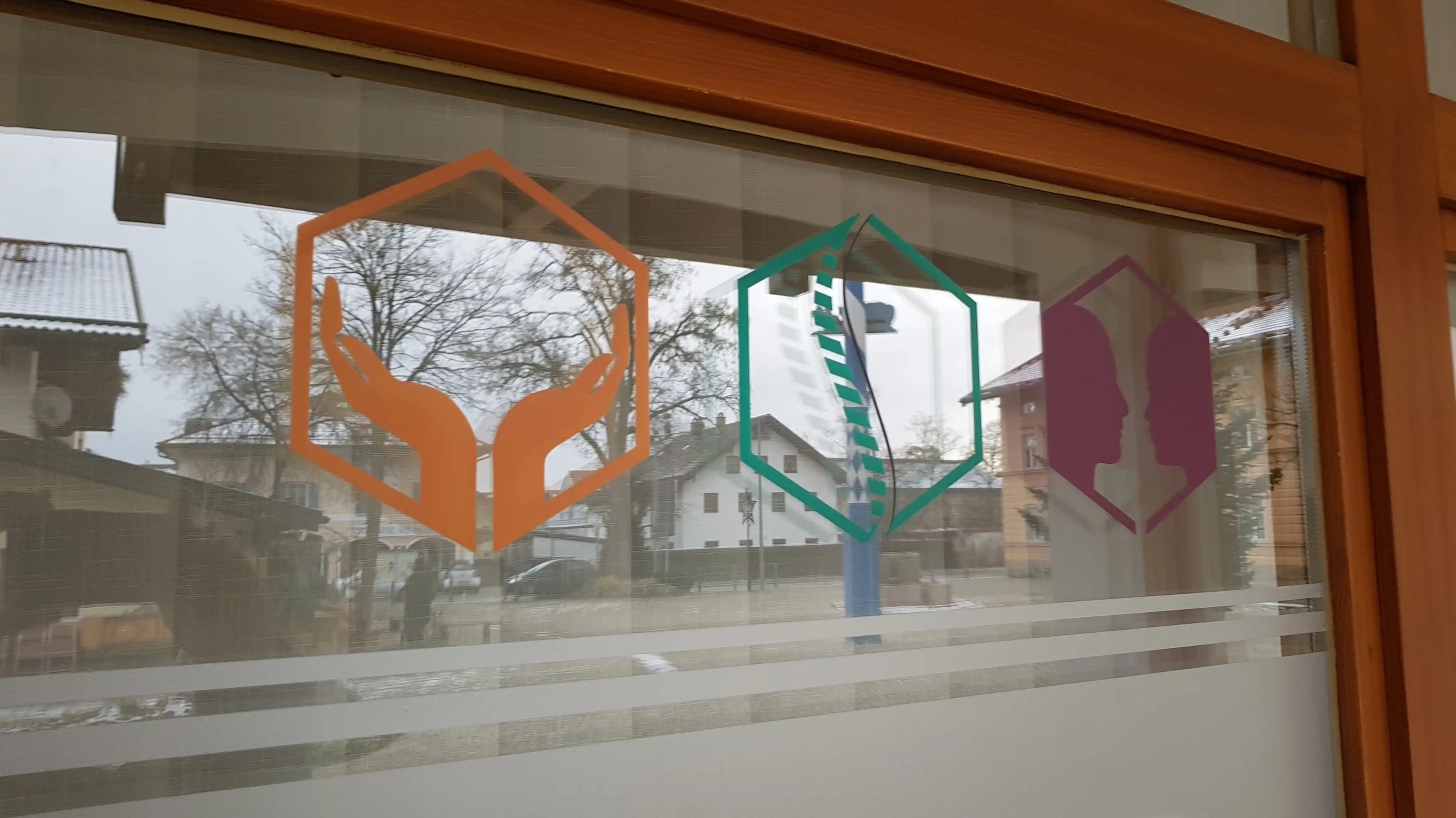 Glasdekorfolien in verschiedenen Farben und Mustern