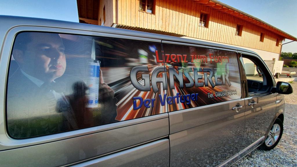 Lochfolie Eine Fahrzeugbeschriftung ist zu sehen